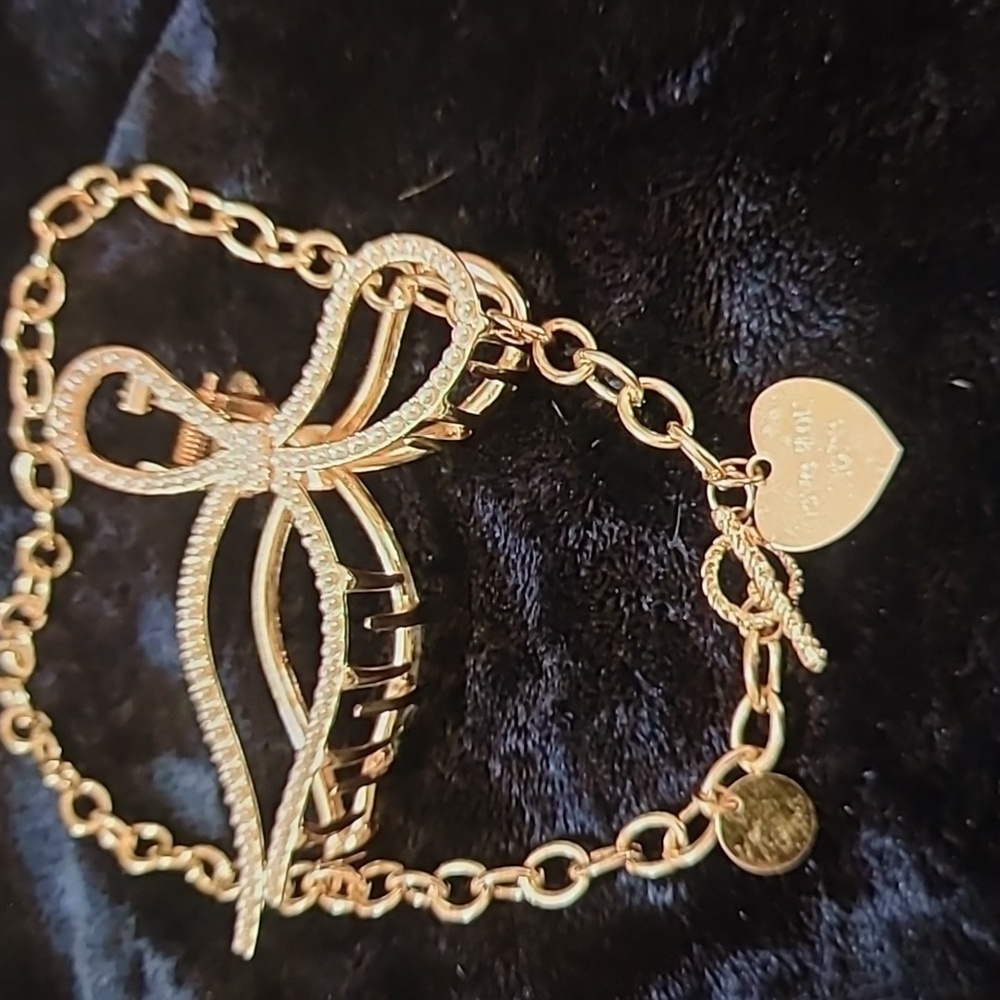 Elegant Gold Women's Necklace with Heart Charm - Picture 2 of 2